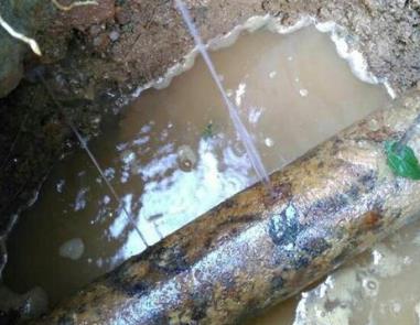 丹巴楼顶渗水维修公司分享下地暖漏水的原因及检测方法。